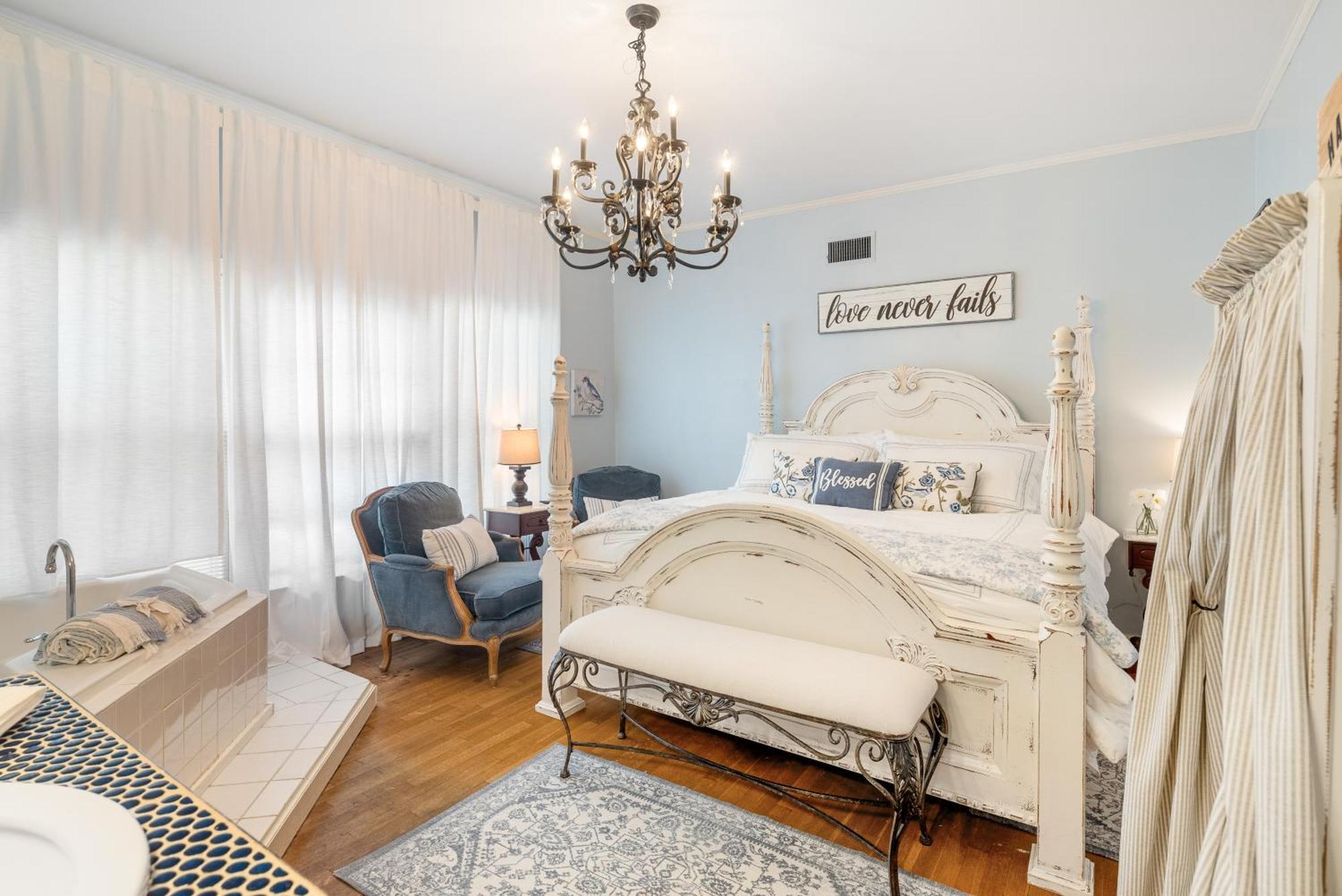 Beland Mansion-blue Jay Suite! * Fort Smith